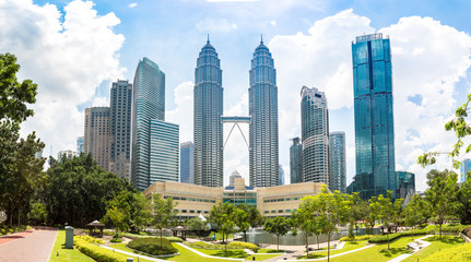Tableau sur plexiglas Kuala Lumpur Tours Petronas symbole de Malaisie ciel dégagé  © Sergii Figurnyi