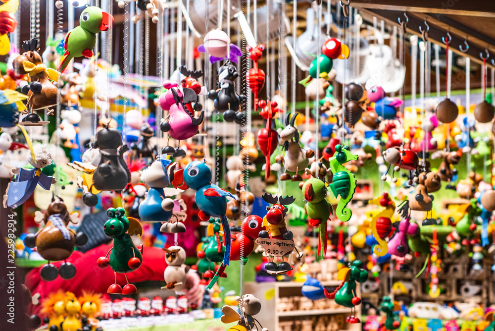 Naklejka premium Tradycyjne pamiątki i zabawki jak zwierzęta Na europejskim zimowym rynku bożonarodzeniowym Drewniana pamiątka