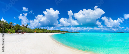 Tropical beach in the Maldives © Sergii Figurnyi