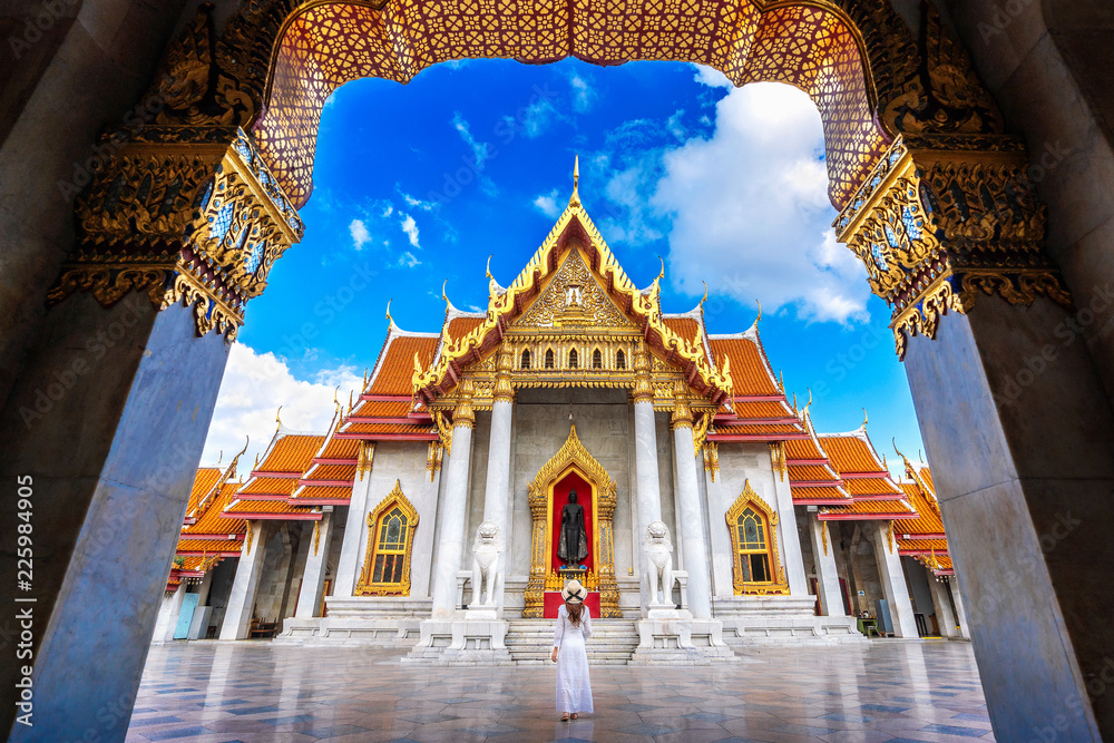 Obraz premium Kobiety turyści w Wat Benchamabophit lub marmurowej świątyni w Bangkoku w Tajlandii.