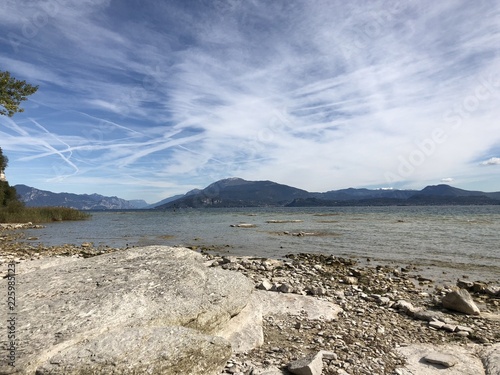 Sirmione, Gardasee, Jamaica beach, Strand im Spätsommer mit chemtrails