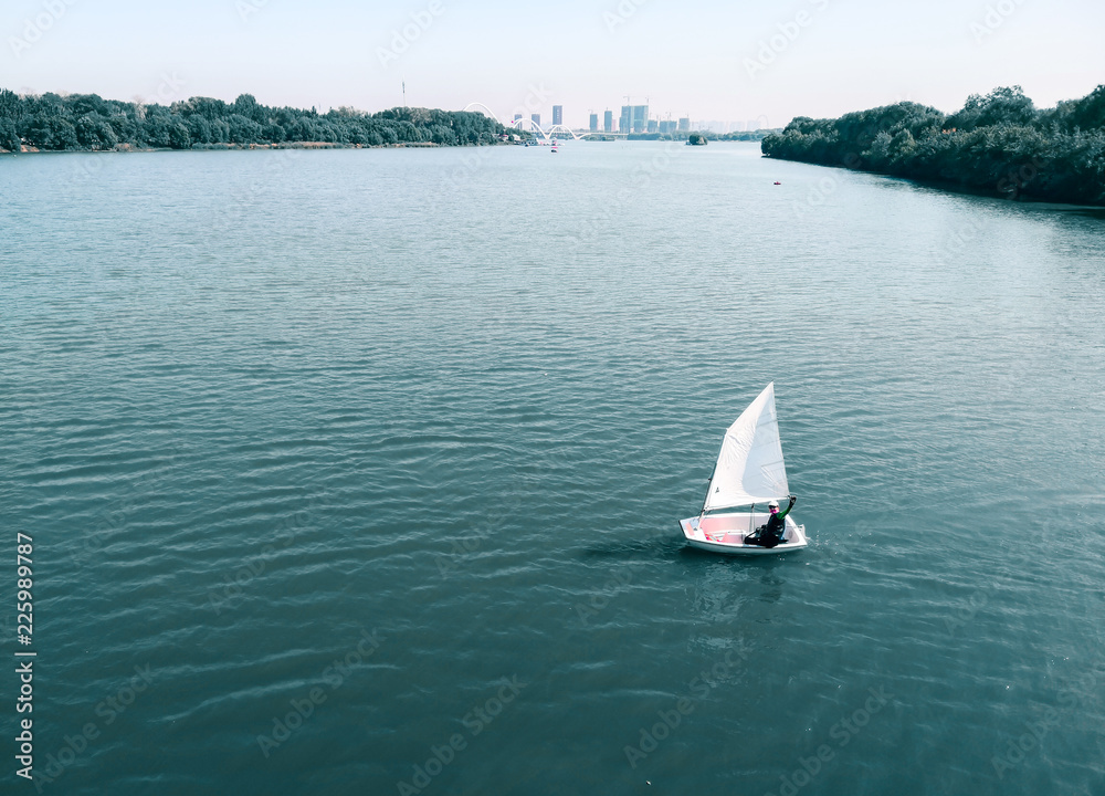 Obraz premium Sailing boat in the lake of Shenyang Birds Island