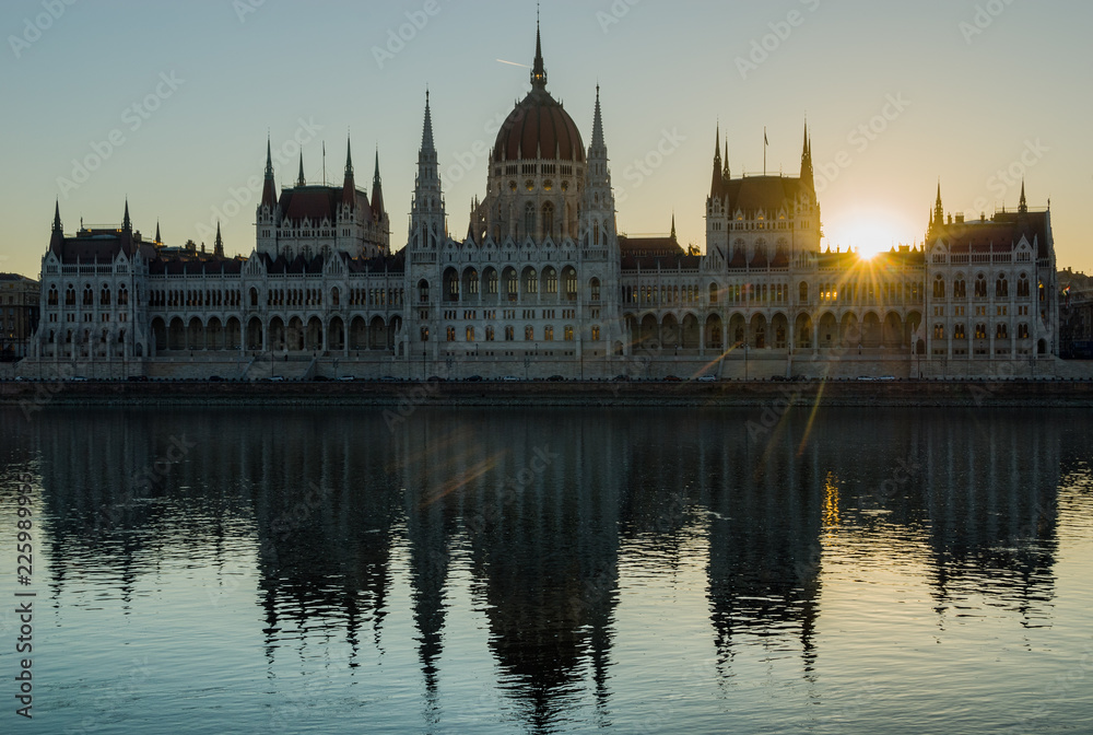 Восход солнца над зданием Венгерского парламента