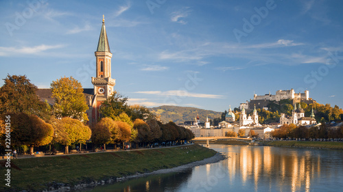 Salzburg in der Herbstabendsonne, Blick auf Christuskirche mit Makartsteg, Festung Hohensalzburg, Dom, Altstadt