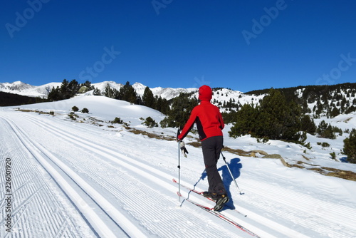 skieur de fond sur la neige dans les pyrénées l'hiver face au carlit Cerdagne Pyrénées Orientales