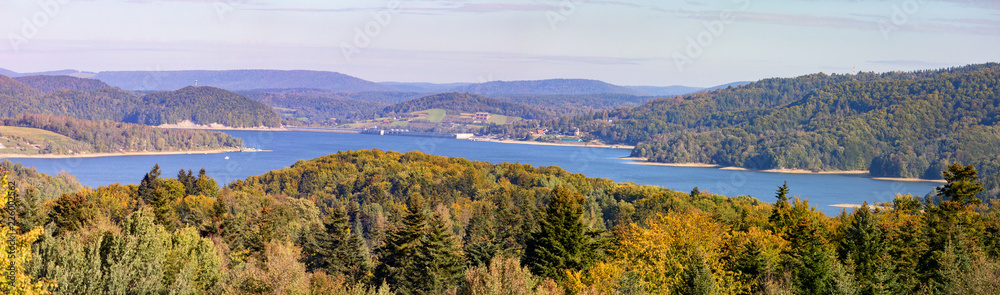 Obraz premium Widok z lotu ptaka drone na piękne jezioro Solina w polskich Bieszczadach. Solina, Polska