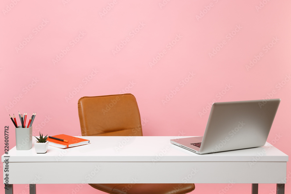 Đến với không gian làm việc của chúng tôi, bạn sẽ cảm nhận được sự hiện đại và tiện nghi của bàn làm việc trắng tinh, máy tính xách tay hiện đại, bút chì đầy màu sắc và nền văn phòng xinh đẹp trong màu hồng.