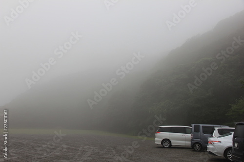 濃霧に包まれた駐車場