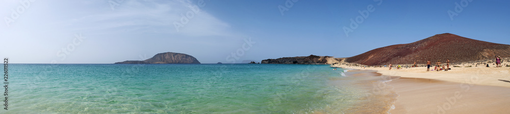 Isole Canarie: la spiaggia Playa de Las Conchas e la montagna rossa Montana Bermeja a nord di La Graciosa, l'isola principale dell'arcipelago Chinijo a nord ovest di Lanzarote