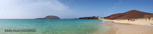 Isole Canarie  la spiaggia Playa de Las Conchas e la montagna rossa Montana Bermeja a nord di La Graciosa  l isola principale dell arcipelago Chinijo a nord ovest di Lanzarote