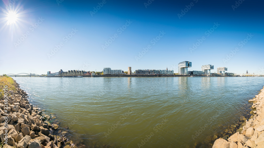 Obraz premium Kranhäuser und Rhein in Köln 