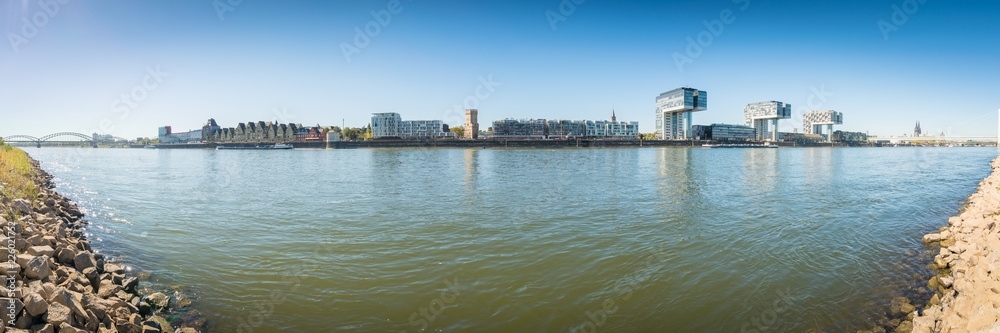 Panorama Köln mit Kranhäuser und Rheinau Hafen