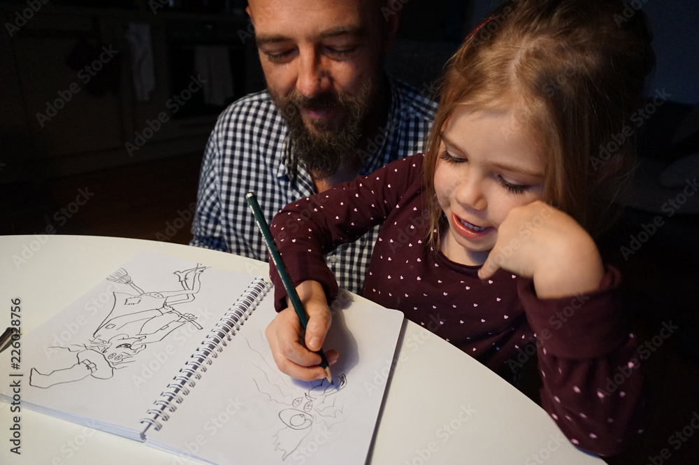 Wunschmotiv: Vater und Tochter zeichnen Halloween, Hexe, Totenkopf, Skelett... Father and daughter i
