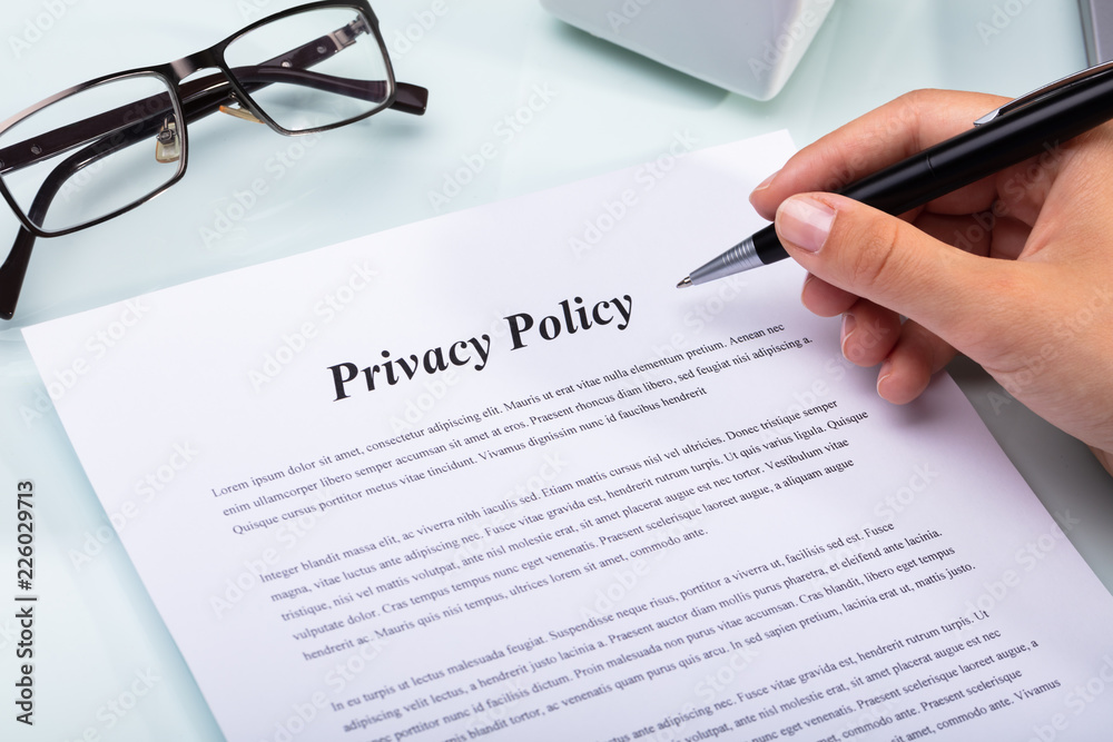Ταπετσαρία Woman Holding Pen Over Privacy Policy Form