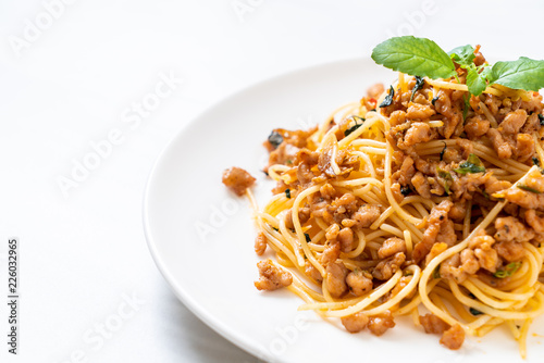 stir-fried spaghetti with minced pork and basil