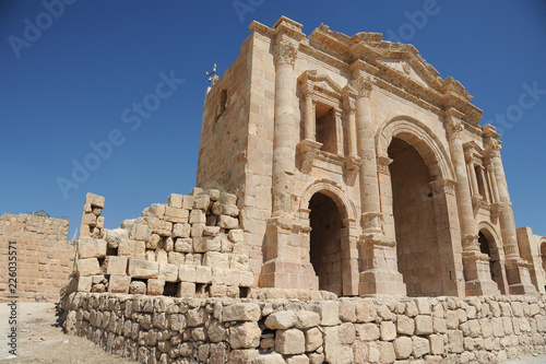 The ruined city of Jerash is Jordan s largest and most interesting Roman site  and a major tourist drawcard. Its imposing ceremonial gates  colonnaded avenues  temples and theatres 