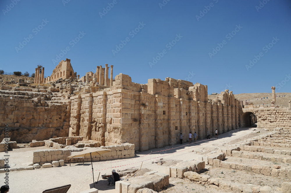 Obraz premium The ruined city of Jerash is Jordan's largest and most interesting Roman site, and a major tourist drawcard. Its imposing ceremonial gates, colonnaded avenues, temples and theatres 