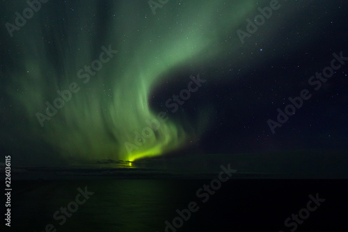 Das Polarlicht schwingt am Himmel