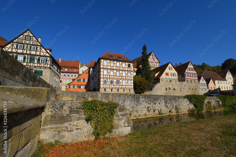 Obraz premium Schwäbisch Hall,Baden-Württemberg, Deutschland : Altstadt am Kocherufer