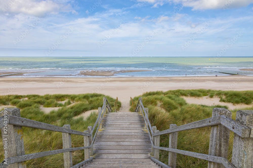 Fototapeta premium Schody na plażę Morza Północnego w Blankenberge w Belgii