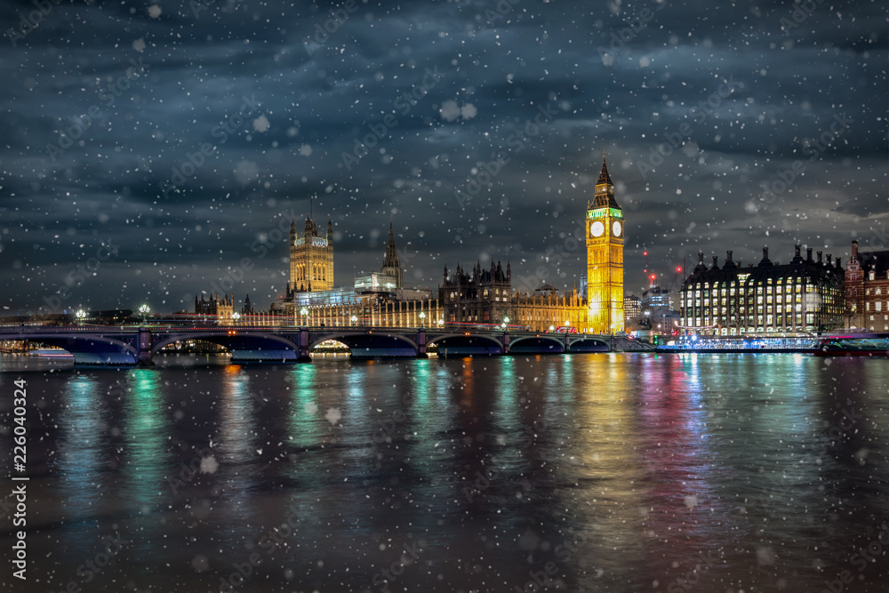Panorama des Big Ben und Westminster Palast an der Themse in London im Winter mit Schneefall 