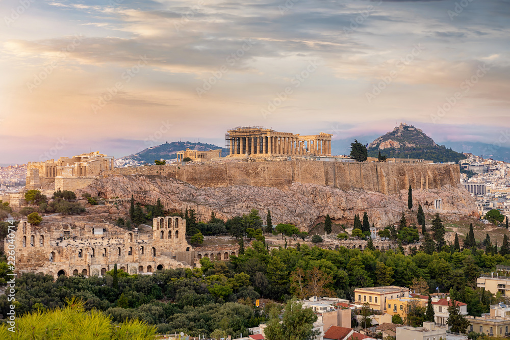 Die Akropolis von Athen bei einem bewölkten Sonnenuntergang im Sommer, Griechenland