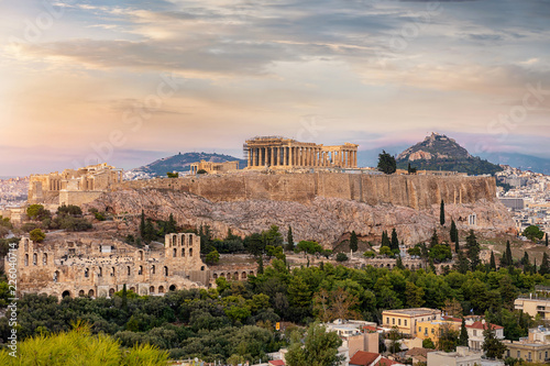 Fototapeta Naklejka Na Ścianę i Meble -  Die Akropolis von Athen bei einem bewölkten Sonnenuntergang im Sommer, Griechenland
