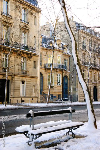 Fototapeta Naklejka Na Ścianę i Meble -  Paris (France) under snow. Parisian streets snow-covered in rare snowy day.