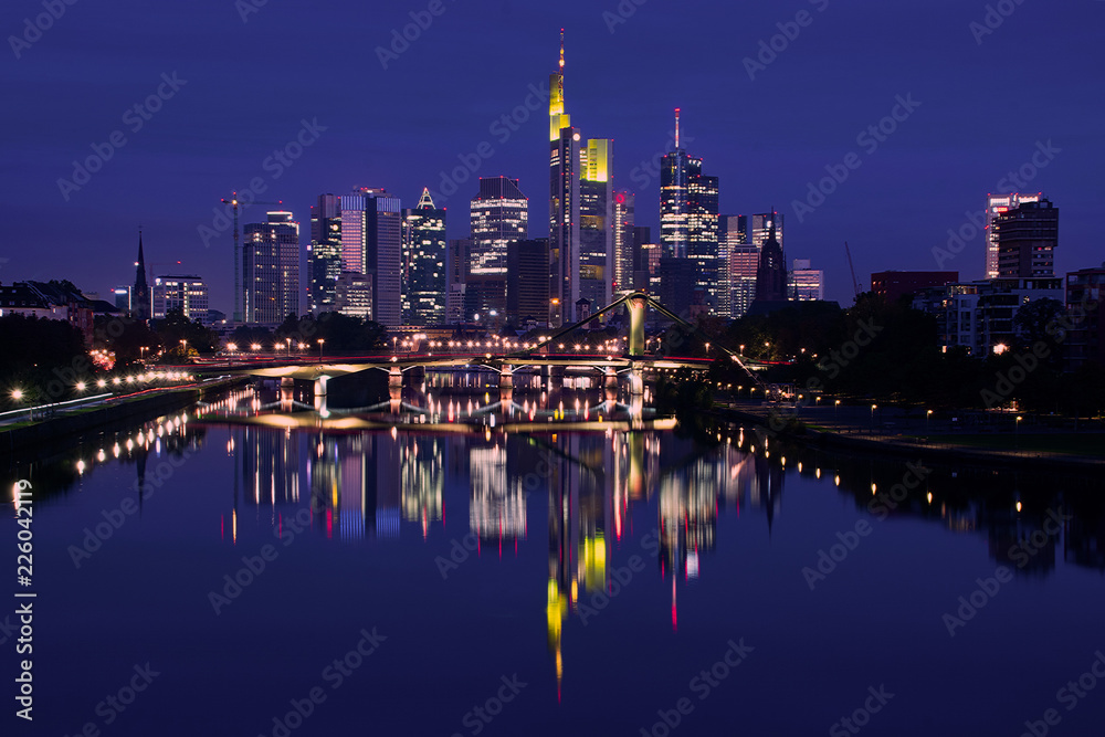 Skyline von Frankfurt am Main zur blauen Stunde Skyline von Frankfurt am Main zur blauen Stunde