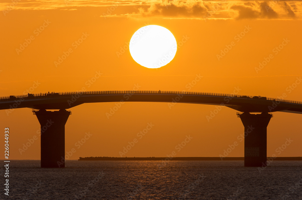 伊良部大橋に沈む太陽
