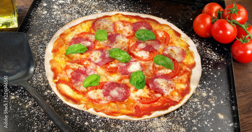 Pizza Salami mit Basilikum