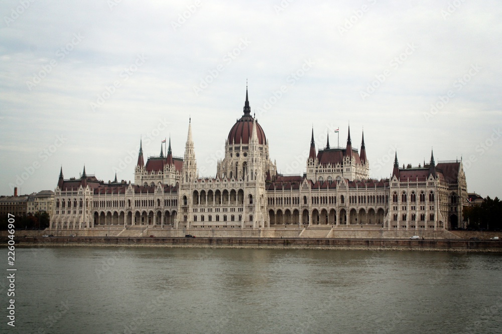 Parlamento de Budapest y río Danubio en Hungría.