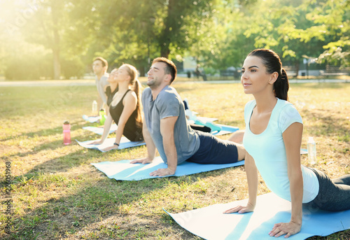 Group of sporty people trai...