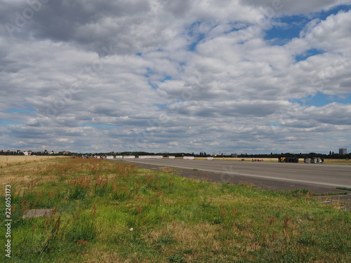 Landebahn f  r Sportaktivit  ten des ehemaligen Flughafen Tempelhof in Berlin  Deutschland