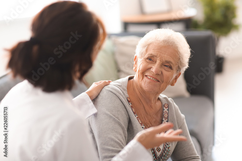 Photo Young doctor visiting elderly woman at home
