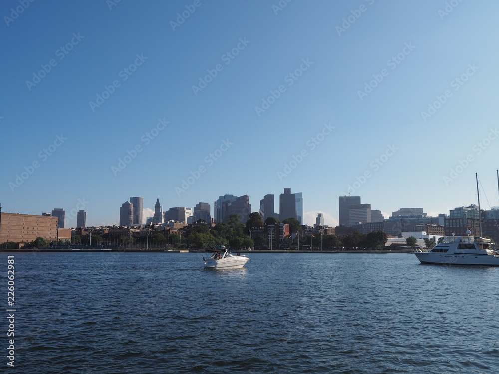 Blick auf die Stadt Boston bei strahlend blauem Himmel, Massachusetts Blick auf die Stadt Boston bei strahlend blauem Himmel, Massachusetts