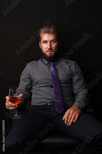 Portrait eines Geschäftsmannes mit ein Glas Whiskey in seinem Hand. photo