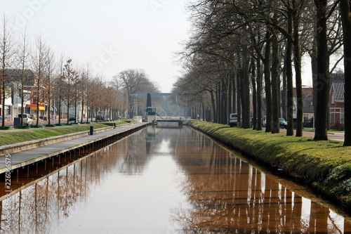 blick auf den kanal in ter apel niederlande fotografiert während einer tour in ter apel und umgebung in den niederlanden mit dem weitwinkel objektiv