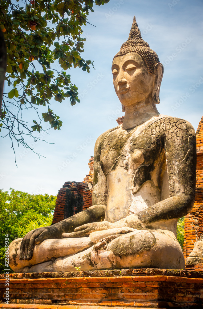 Fototapeta premium Sitting Buddha statue in Ayutthaya