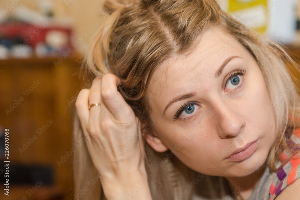 The girl herself winds her hair. To do hair. The girl herself winds her hair. To do hair.