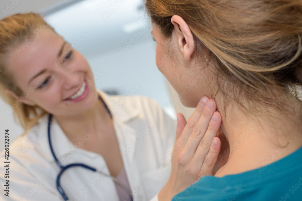 Obraz premium young female doctor with female patient