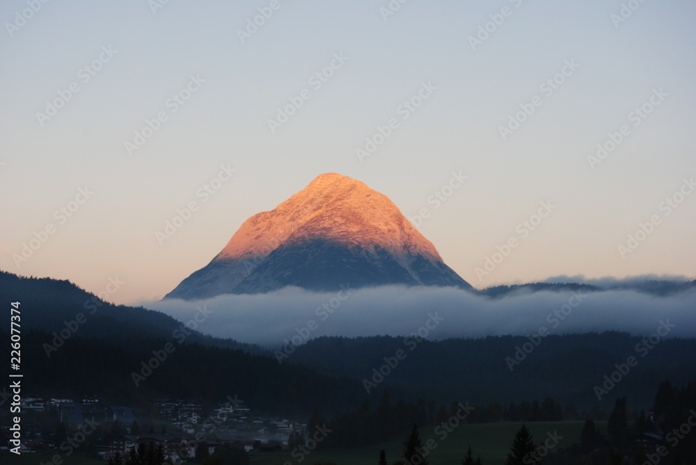 Bergipfel in der Morgensonne in den österreichischen Alpen