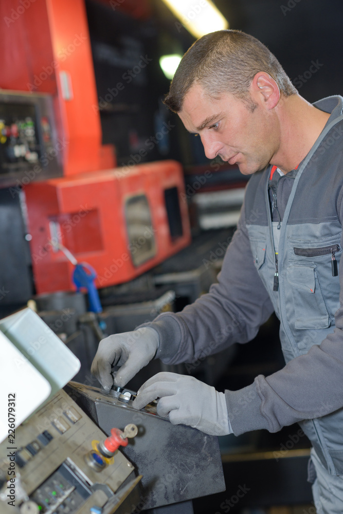 Fototapeta premium Człowiek obsługujący maszyny przemysłowe