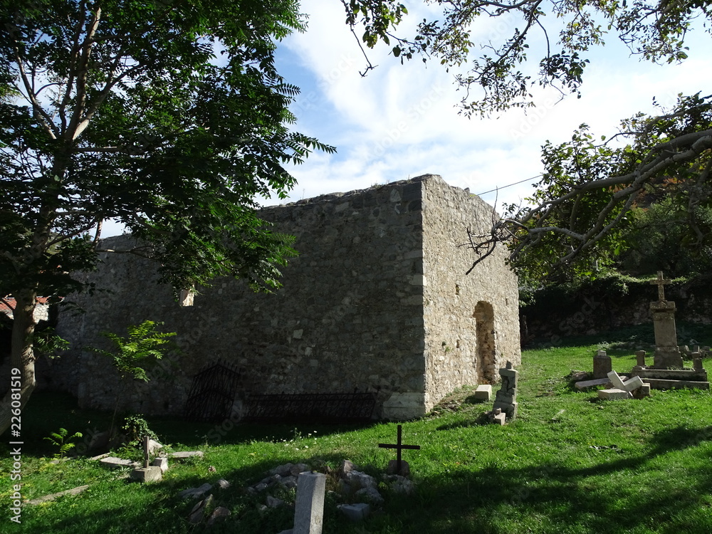 alter aufgelassener Friedhof in Kroatien