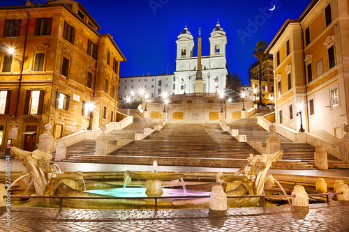 Obraz na płótnie The Spanish Steps and the Fontana della Barcaccia in Piazza di Spagna in Rome at night w salonie