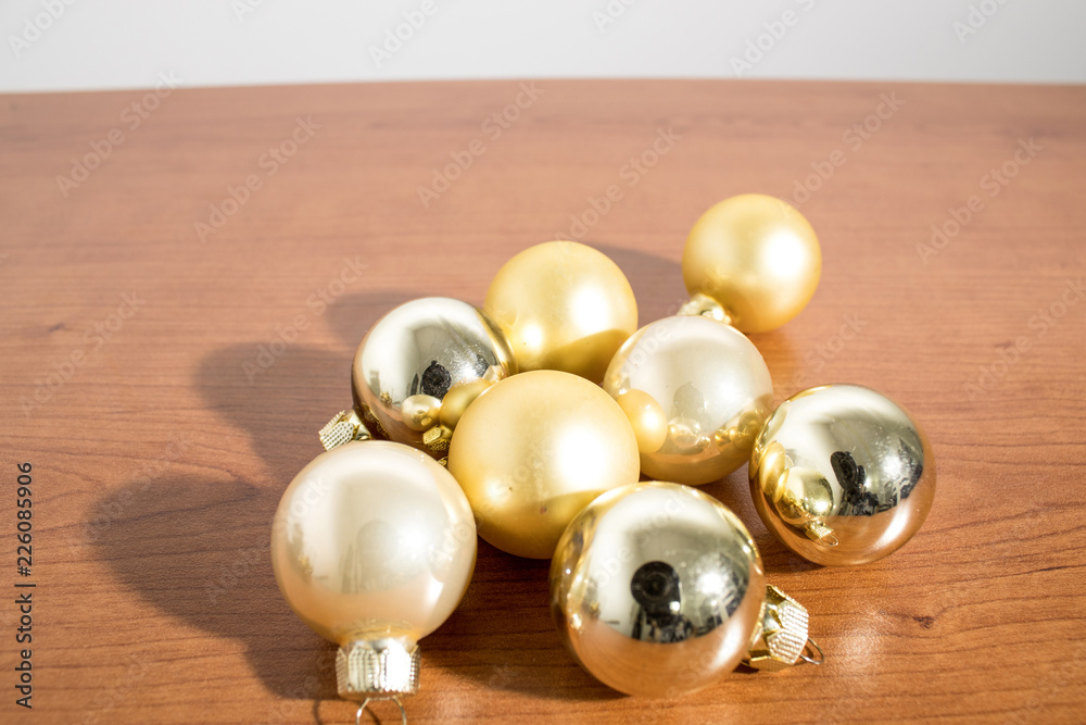 Naklejka premium Christmas decorations, detailed gold christmas balls on a wood table