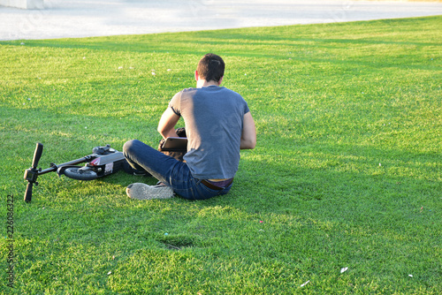 Jeune homme et trottinette