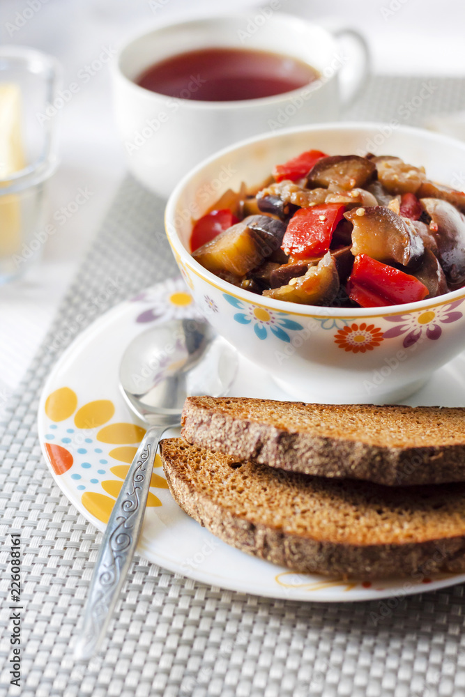 Vegetable sauté with eggplant, red pepper and tomatoes, and toasted rye bread Vegetable sauté with eggplant, red pepper and tomatoes, and toasted rye bread