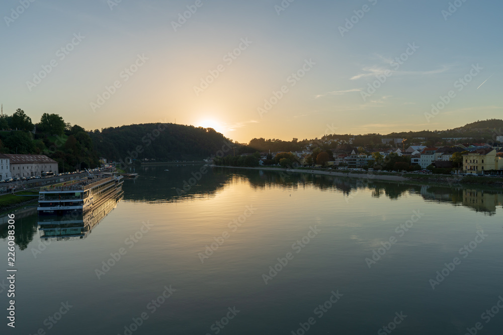 Linz mit Donau bei Sonnenuntergang
