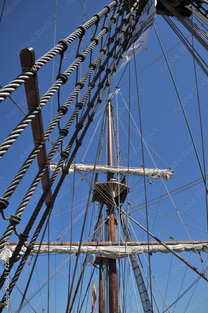 Obraz premium Ship mast on spanish galleon
